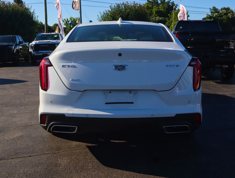 2023 Cadillac CT4 4dr Sdn Luxury