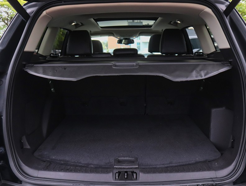 2017 Ford Escape Titanium | 2.0L | ROOF | NAV | BLIS | 19s