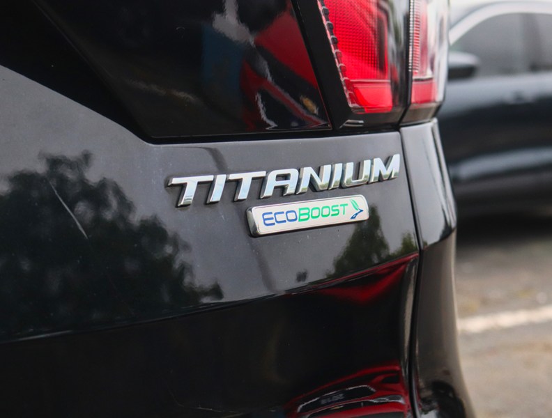 2017 Ford Escape Titanium | 2.0L | ROOF | NAV | BLIS | 19s