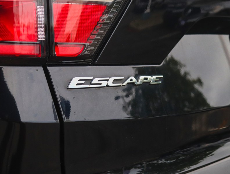 2017 Ford Escape Titanium | 2.0L | ROOF | NAV | BLIS | 19s