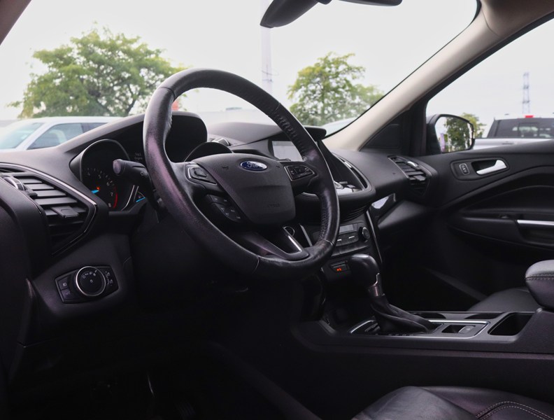 2017 Ford Escape Titanium | 2.0L | ROOF | NAV | BLIS | 19s