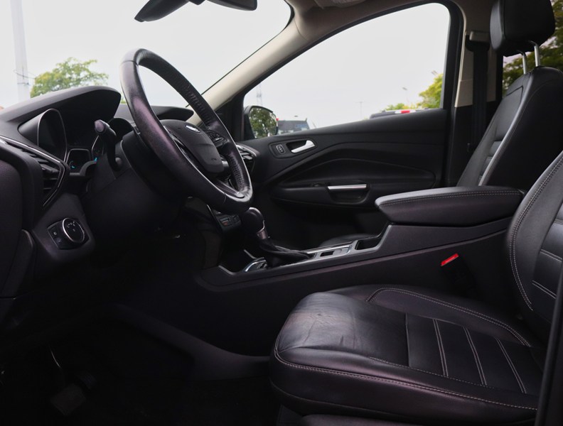 2017 Ford Escape Titanium | 2.0L | ROOF | NAV | BLIS | 19s