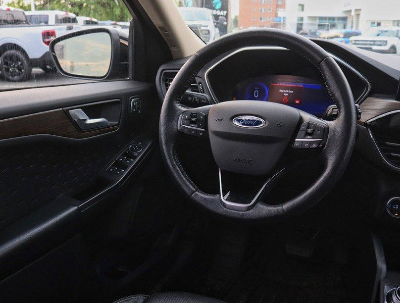 2020 Ford Escape Titanium Hybrid | AWD | ROOF | NAV | LEATHER