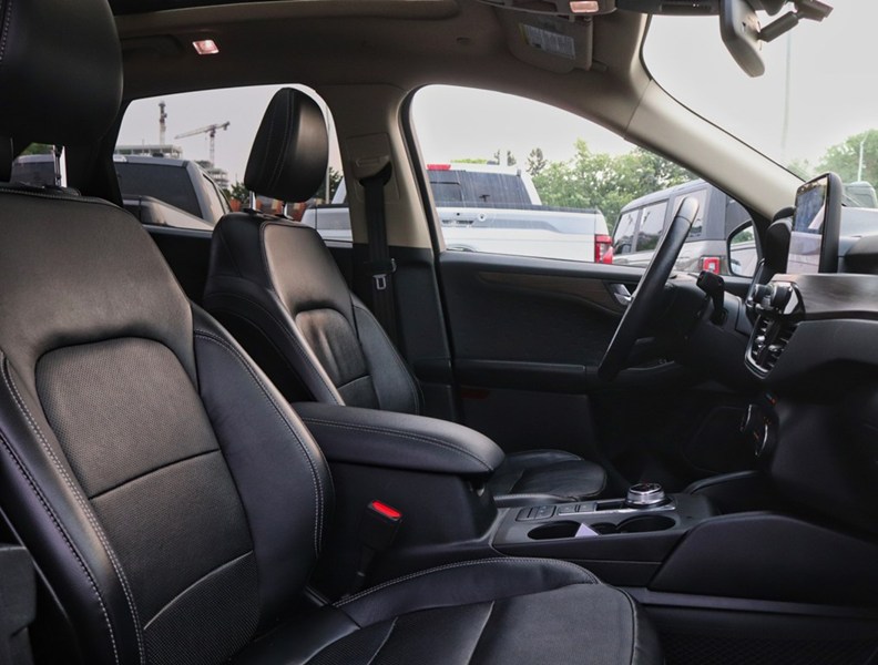 2020 Ford Escape Titanium Hybrid | AWD | ROOF | NAV | LEATHER
