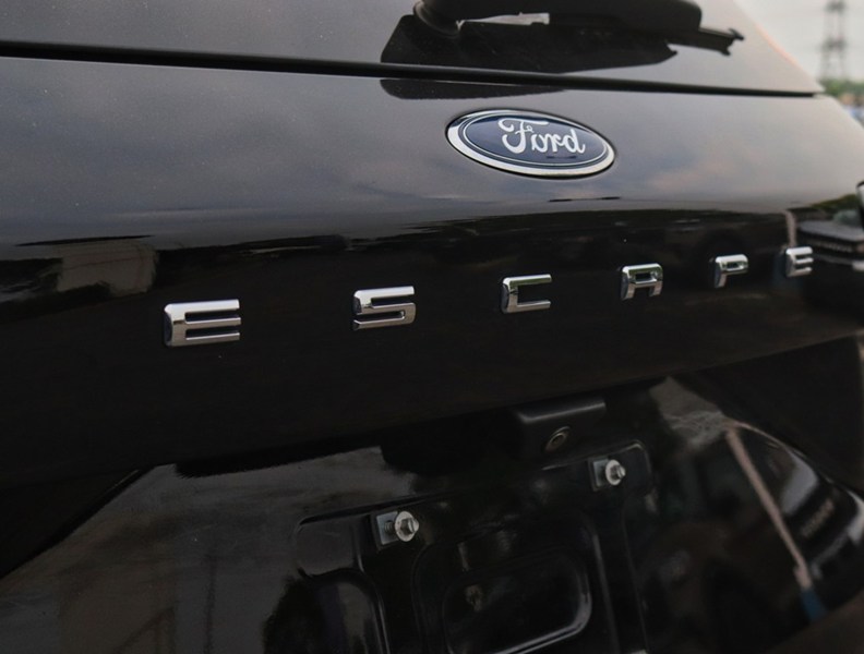 2020 Ford Escape Titanium Hybrid | AWD | ROOF | NAV | LEATHER