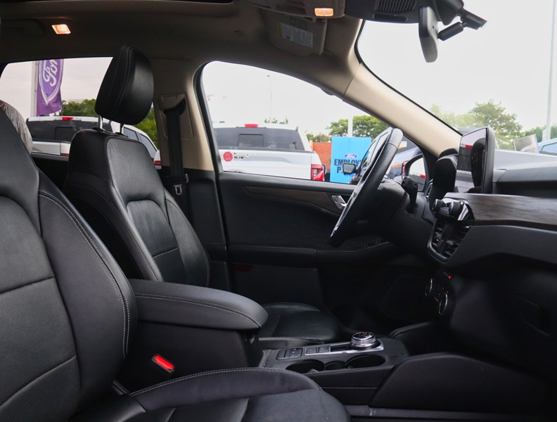 2020 Ford Escape Titanium Hybrid | AWD | PREM PKG | ROOF | NAV |B&O