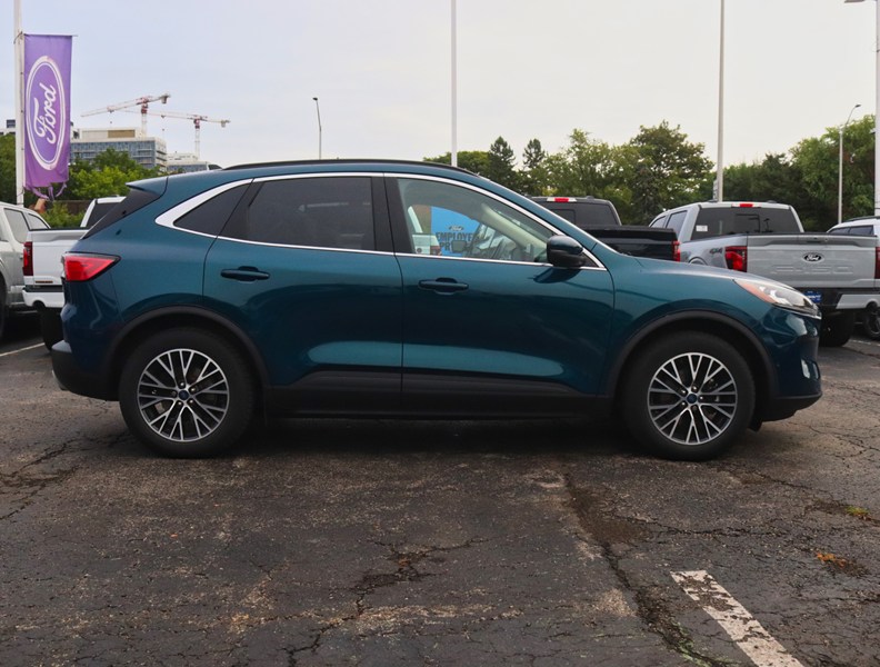 2020 Ford Escape Titanium Hybrid | AWD | PREM PKG | ROOF | NAV |B&O