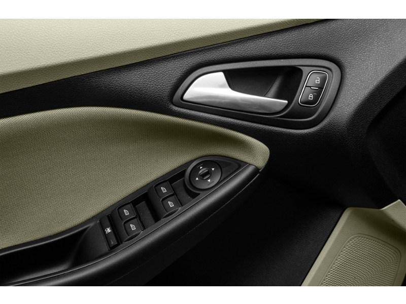 2015 Ford Focus 4dr Sdn SE Exterior Shot 14