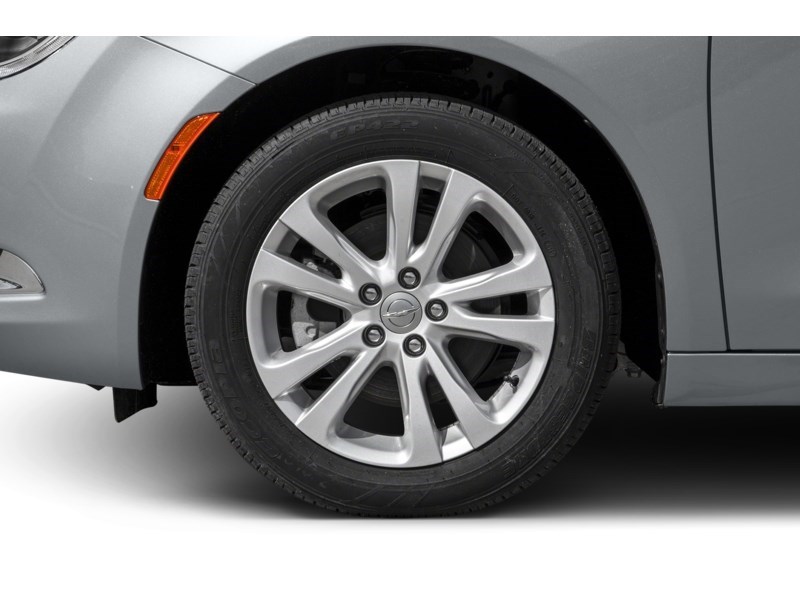 2015 Chrysler 200 4dr Sdn Limited FWD Exterior Shot 5