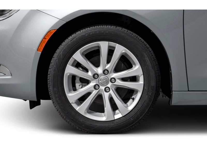 2015 Chrysler 200 4dr Sdn Limited FWD Exterior Shot 5