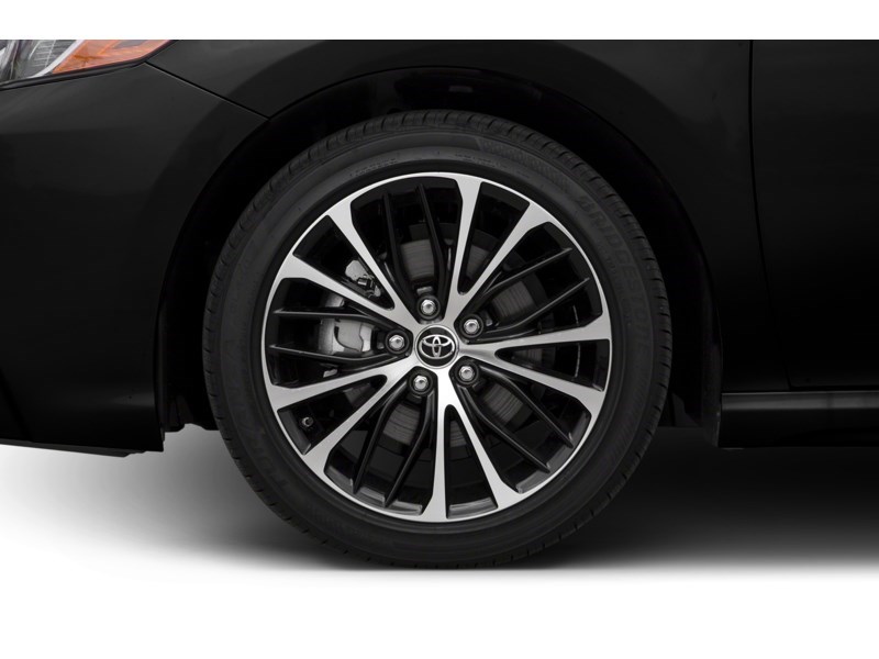 2020 Toyota Camry SE Auto Exterior Shot 5