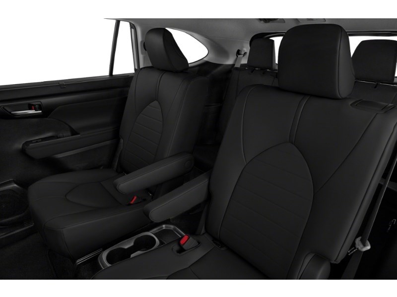 2022 Toyota Highlander XLE AWD Interior Shot 5
